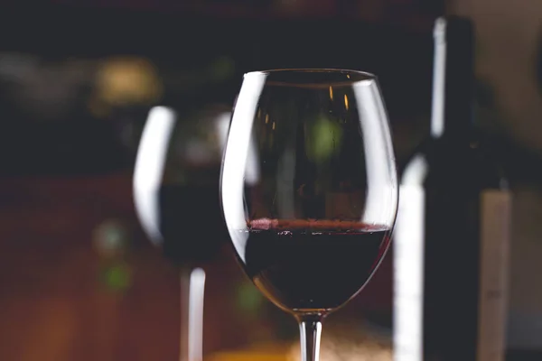 Weinprobe Ein Glas Rotwein Auf Dem Hintergrund Eines Restauranttisches Mit — Stockfoto