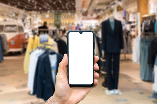 Blank smartphone screen on fashion shopping mall blurred background. Digital retail, e-commerce, shopping, app concept — Stock Photo, Image