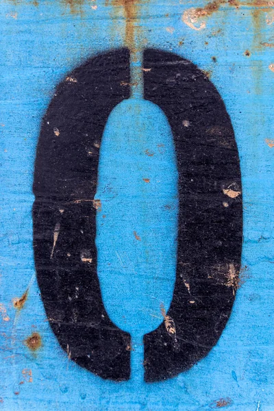 Nummers 0 zwarte verf op een oud blauw ijzeren oppervlak met roeststructuur en sporen van vuil. — Stockfoto