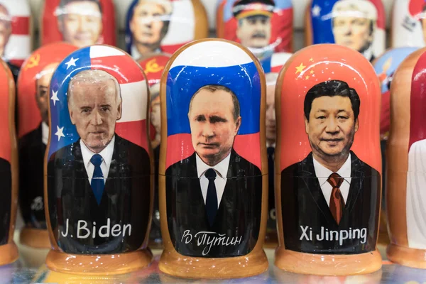 Moskova, Rusya - 26 Şubat 2022: Putin, Biden ve Xi Jinping Moskova 'da bir hediyelik eşya dükkanında Rus bebekleri şeklinde. Rusya, ABD ve Çin arasındaki ilişkiler