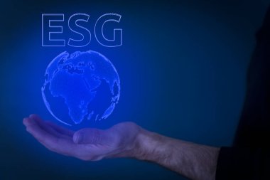 Evrensel ESG teknolojisi. Holografik bir küreyi tutan el. Çevre, Sosyal ve Kurumsal Yönetim fikri. İş Sürdürülebilirlik ve Geliştirme kavramı