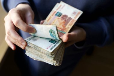 Rus rublesi Ukrayna 'daki savaş sırasında elinde para tutuyordu. Enflasyon, yaptırımlar ve Rus ekonomisinin çöküşü. Düşen nakit tasarrufu ve bütçe