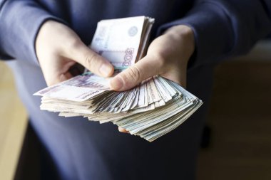 Rus rublesi Ukrayna 'daki savaş sırasında elinde para tutuyordu. Enflasyon, yaptırımlar ve Rus ekonomisinin çöküşü. Düşen nakit tasarrufu ve bütçe