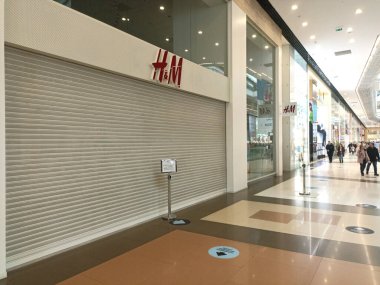 Moskova, Rusya - 8 Mart 2022: Moskova alışveriş merkezlerinde kapalı moda mağazaları. Ukrayna 'daki savaş ve askeri çatışma sırasında Rusya' ya karşı yaptırımlar. Dünyaca ünlü şirketler ticaret kısıtlamaları ve