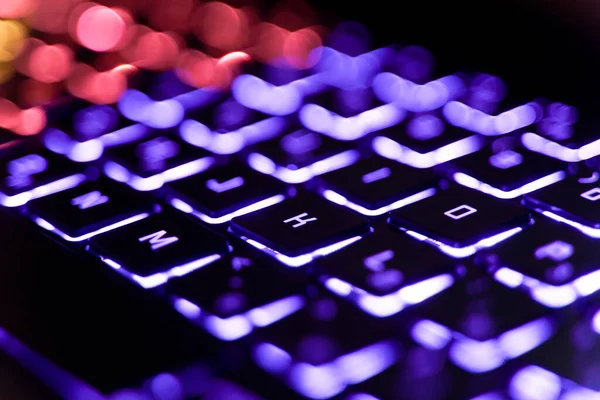 Neon-tastatur med farget baklys. Dataspill, hacking, teknologi, Internett-konsept. Utvalgt fokus. – stockfoto