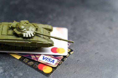 Moskova, Rusya - 14 Mart 2022: Rusya 'da ekonomik kriz. Plastik banka kartlarında oyuncak deposu Visa ve Mastercard. Ukrayna 'da savaş çatışması, Rusya' da ekonomik yaptırımlar ve enflasyon