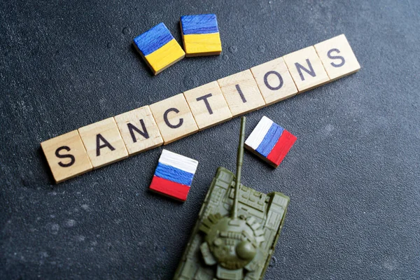 การคว่ําบาตรต่อแนวคิดของรัสเซีย รถถังของเล่นและคําจารึกการคว่ําบาตรบนพื้นหลังที่มืด ความขัดแย้งทางสงครามในยูเครนวิกฤตการณ์ทางเศรษฐกิจและการเงินในรัสเซียเริ่มต้น . — ภาพถ่ายสต็อก