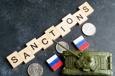 Rusya kavramına karşı yaptırımlar. Oyuncak tankı, ruble ve karanlık arka plandaki yazıt yaptırımları. Ukrayna 'da savaş anlaşmazlığı, varsayılan, Rusya' da ekonomik ve parasal kriz.