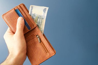 Rus rublesi Ukrayna 'daki savaş sırasında elinde para tutuyordu. Enflasyon, yaptırımlar ve Rus ekonomisinin çöküşü. Düşen nakit tasarrufu ve bütçe