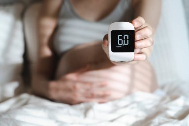 Hamilelikte gebelik diyabeti. Hamile kadın şeker seviyesini glukometreyle ölçüyor. Glikoz intoleransı, diyabetik fetopati, hipoglisemi, insülin direnci konsepti.