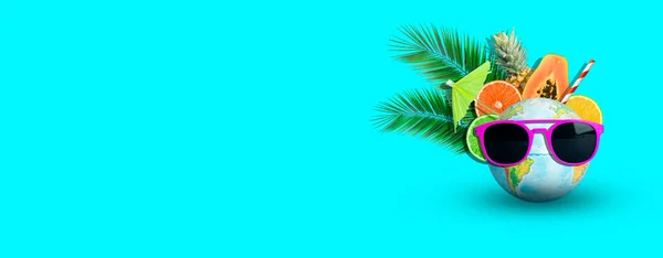 Letnich owoców i podróży tle wakacje. Tropikalne soczyste owoce, gałązki ananasowe, cytrusowe i palmowe z kulą ziemską w okularach przeciwsłonecznych na kolorowym tle. Podróże, lato, kreatywny pomysł. — Zdjęcie stockowe