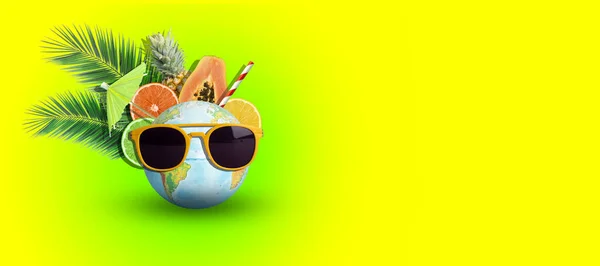 Sommerfrüchte und Reise-Urlaub Hintergrund. Tropische saftige Früchte, Ananas-, Zitrus- und Palmenzweige mit Erdkugel in Sonnenbrille auf farbigem Hintergrund. Reise, Sommer, kreatives Ideenkonzept. — Stockfoto