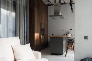 Ev mutfağı ve oturma odası modern lüks tasarım ve mobilyalarla dolu. Moda mimarisi olan modern oda