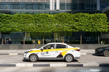 Moskova, Rusya - 24 Mayıs 2022: Moskova Uluslararası İş Merkezi Caddesi yakınlarındaki Yandex Taksi Aracı, Moskova-City gökdelenleri. 