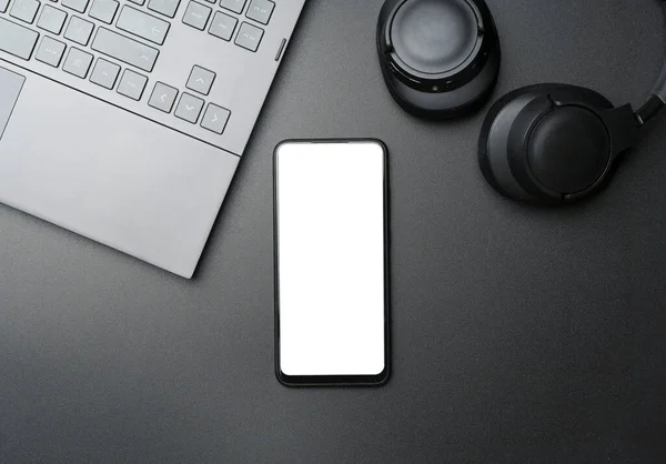 Cuffie Con Smartphone Con Schermo Bianco Sfondo Nero App Musicale — Foto Stock
