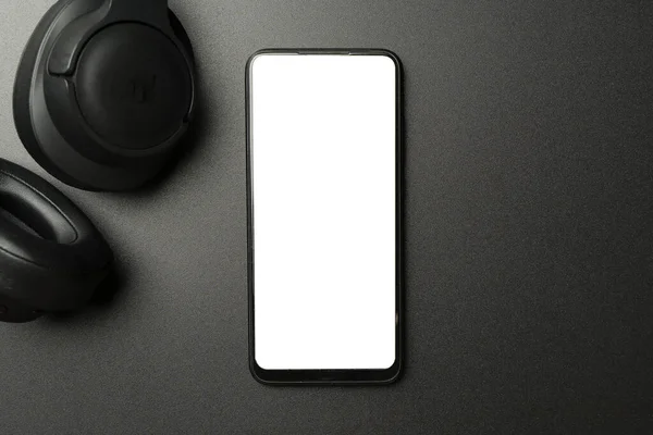 Siyah Arka Planda Boş Ekranlı Akıllı Telefonlu Kulaklıklar Müzik Uygulaması — Stok fotoğraf