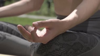  Kadınlar yaz mevsiminde Lotus pozisyonunda meditasyon yogası yapıyor. Rahatlama, sakinlik, sağlık, akıl ve bilinç kavramı. Yüksek kaliteli FullHD görüntüler