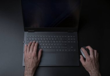 Kullanıcı ya da oyuncu eli siyah modaya sahip dizüstü bilgisayar klavyesi. Teknoloji, iş, internet kavramı. Yüksek kalite fotoğraf