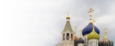 Kubbeleri ve gökyüzüne karşı haçı olan Rus Hıristiyan Ortodoks Kilisesi. Rus Ortodoksluğu ve Hıristiyan inancı kavramı. Yüksek kalite fotoğraf