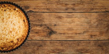 Süzme peynir güveci. Kırsal ahşap arka planda ev yapımı peynirli turta. Ev yemeği konsepti. Yüksek kalite fotoğraf