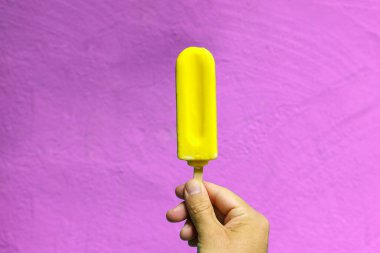 Dondurma külahı, arka planda çok az renkte izole edilmiş. Yaz, yemek, tatlı, dondurma konsepti. Yüksek kalite fotoğraf