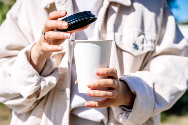 Elinde Kahve Olan Bir Kız Açık Havada Elinde Sıcak Içecekle — Stok fotoğraf