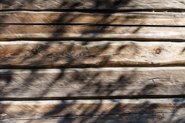 Ahşap arka plan duvarı. Duvarlar, iç kısımlar ve inşaat için eski ahşap döşemeler. Yüksek kalite fotoğraf