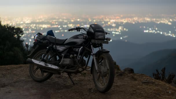 Мотоцикл Над Светящимся Городом Timelapse Горах — стоковое видео