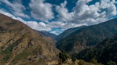 Himalayalar 'da Bulutlar Hareket Ediyor