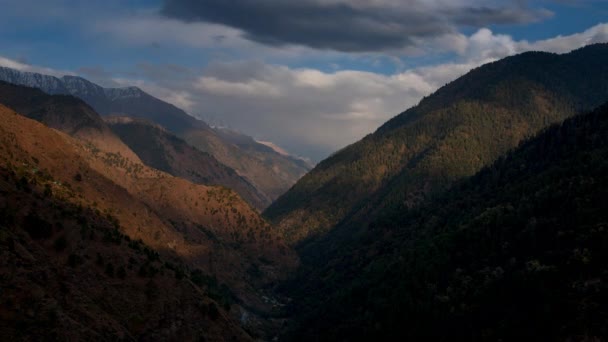 Timelapse Luz Solar Dramática Las Montañas — Vídeos de Stock