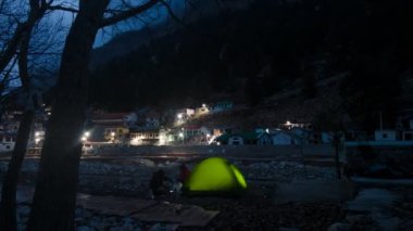 Himalayalar 'daki Kamp ve Şenlik Ateşi