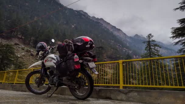 Dağlarda Motosiklet Üstünde Bulutların Zamanı — Stok video
