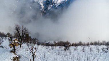 Kar Bayramı 'nda Sisin Evin Üzerindeki Zamanı