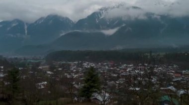 Kashmir 'de bir köyde bulutlar hareket ediyor
