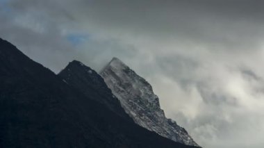 Bulutlar ve sis dağların üzerinde