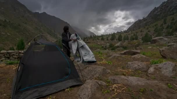 Yağmur Mevsiminde Kamp Yapmak — Stok video