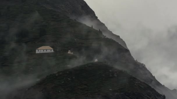 Una Casa Nella Nebbia Timelapse — Video Stock