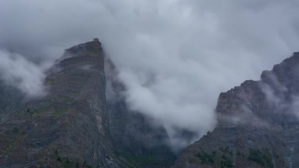Nuvens Calmantes Sobre Montanha — Vídeo de Stock