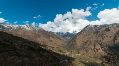 Dağların üzerindeki bulutlar Himachal 'da zaman ayarlı