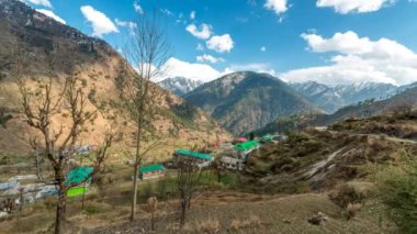 Hindistan 'ın dağlarındaki kırsal bir köyde hareket eden bulutlar