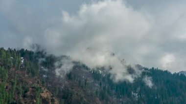 Hindistan 'daki dağların üzerindeki sis.