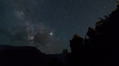 Himachal ormanında Samanyolu zaman kavramı