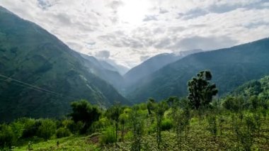 Bulutların arasından gelen güneş ışınlarının zamanı