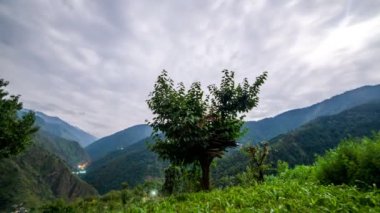 Kullu Himachal Pradesh 'te bulutlu gece zamanı