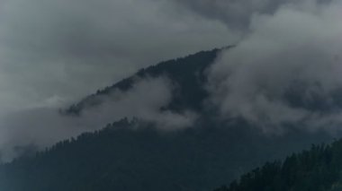 Dağdaki Hareketli Bulutların Zamanı, Himachal Pradesh, Hindistan