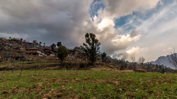 Timelapse Des Nuages Sur Village Rural Dans Les Montagnes — Video