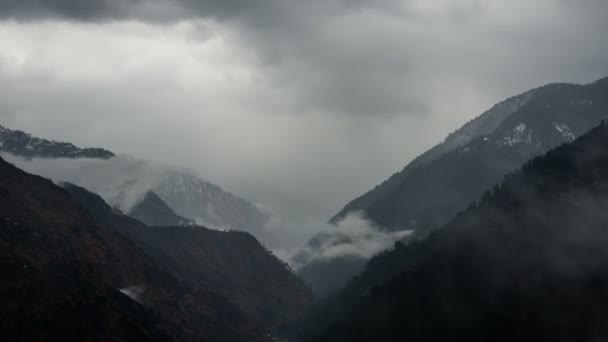 Himalayalardaki Dağların Üzerinde Sis Zamanı — Stok video