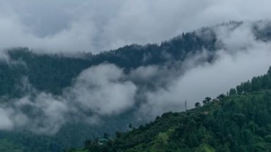 Dağdaki Hareketli Bulutların Zamanı, Himachal Pradesh, Hindistan