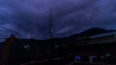 Dağlarda bulutlu gece zamanı