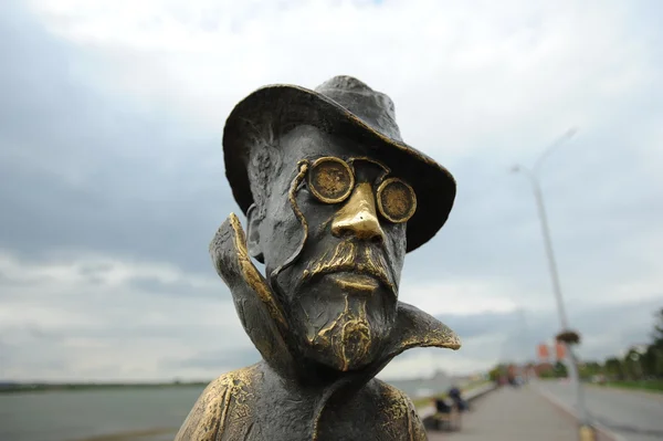 Denkmal für den Schriftsteller a.p. Tschechow an der Uferpromenade von Tomsk, Russland — Stockfoto